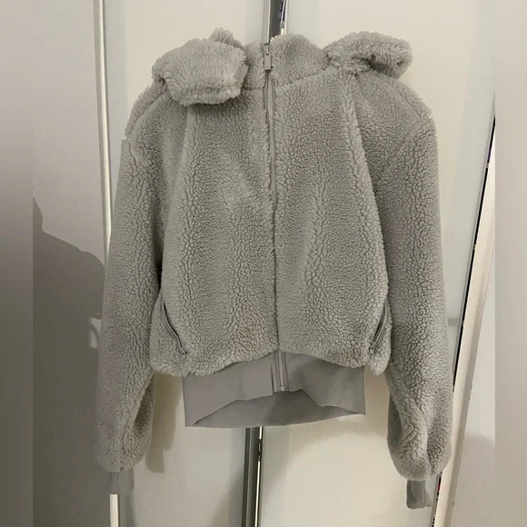 Alo Foxy Sherpa Jacket
Dove Grey / XS - Picture 2 of 4